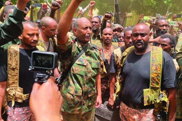  البرهان متفقداً جنوده أمس (موقع القوات المسلحة على «فيسبوك»)