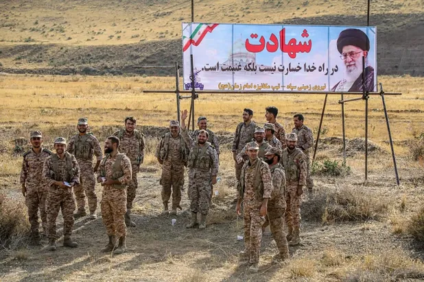 İran Devrim Muhafızları Ordusu, 18 Ekim 2022'de İran'ın kuzeybatısındaki Ermenistan ve Azerbaycan sınırlarına yakın Aras bölgesinde askeri tatbikatlara katıldığı sırada (AFP)