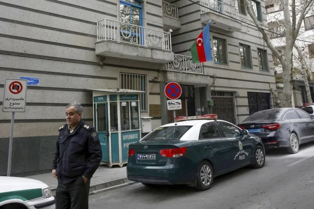  İran polisi, 27 Ocak saldırısının ardından Tahran'daki Azerbaycan büyükelçiliği önünde dururken  (AFP)