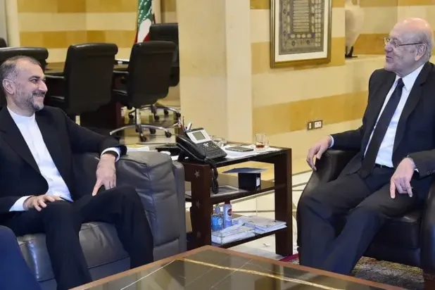 Lübnan Geçici Hükümeti Başbakanı Necip Mikati (sağda), Beyrut'taki hükümet sarayında İran Dışişleri Bakanı Hüseyin Emir Abdullahiyan ile bir araya geldi. (AFP)