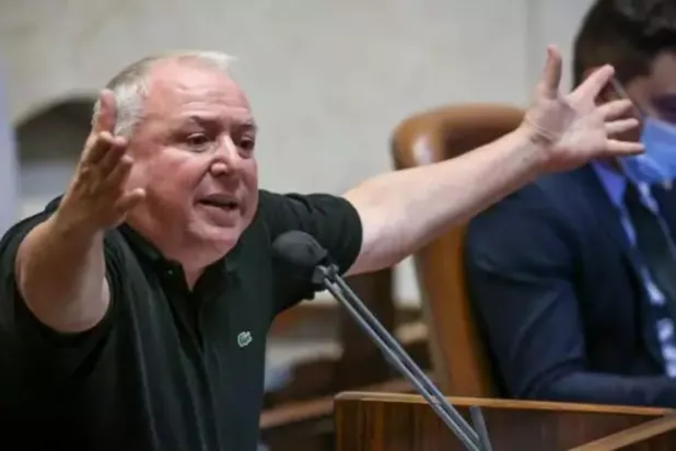 David Amsalem bir parlamento oturumunda konuşurken (Knesset ofisi)
