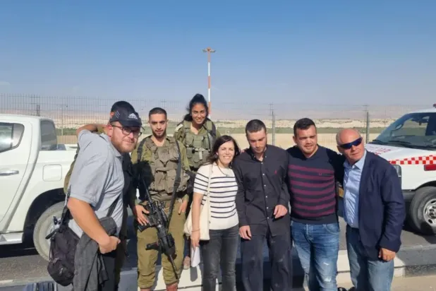 Şalom Rotban (sağdan üçüncü) annesi, aile üyeleri ve onu sınırda karşılayan İsrail askerleriyle birlikte (Fotoğraf: İsrail Savunma Kuvvetleri Sözcüsü)