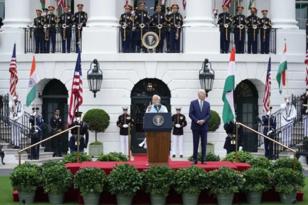 جو بائیڈن بھارتی وزیراعظم کی تقریر سنتے ہوئے