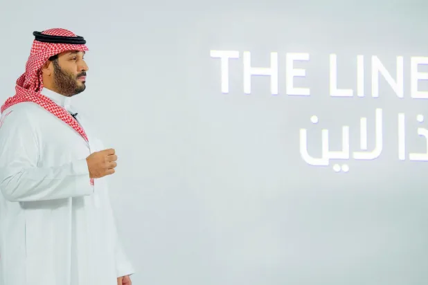 الأمير محمد بن سلمان خلال إعلان مشروع «ذا لاين» في مدينة «نيوم» (واس)