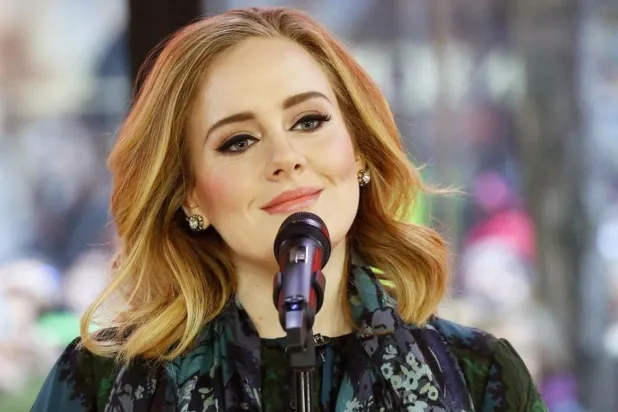 Adele, Sylvester Stallone'un malikanesini alırken içindeki Rocky heykelinin kalmasında ısrar etmiş