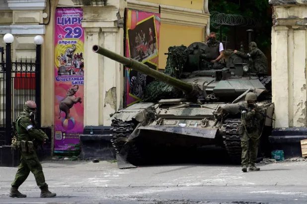 Tanklarla sokaklara inen Wagner savaşçılarının isyanı, 36 saat içinde sonlanmıştı (AFP)
