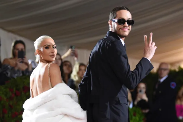 29 yaşındaki Pete Davidson ve 42 yaşındaki Kim Kardashian, 9 ay süren ilişkilerini geçen yıl sonlandırmıştı (AP)