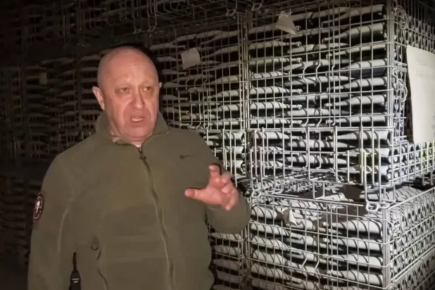 یوکرین کے شہر پخموت میں شیمپین کے گودام میں 29 مئی 2023 کو ویگنر کے سربراہ یوگینی پریگوزن کی ایک ویڈیو سے لی گئی ایک تصویر (اے پی)
