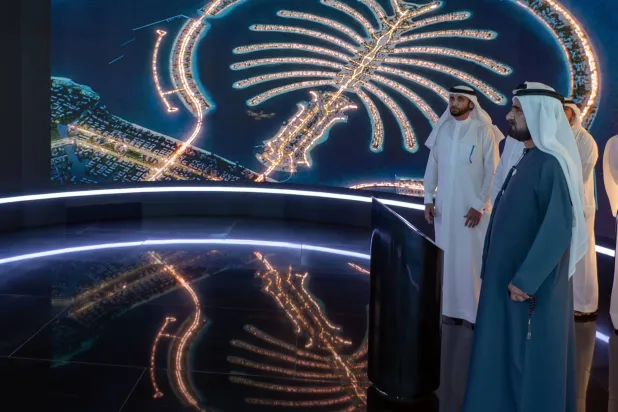 شیخ محمد بن راشد آل مکتوم منصوبے کا جائزہ لیتے ہوئے (الشرق الاوسط)