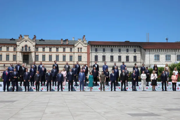 صورة جماعية لقادة القمة (رويترز)