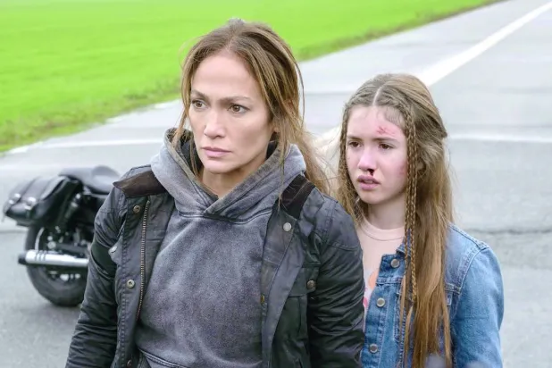 مشهد من فيلم الأم (نتفليكس)