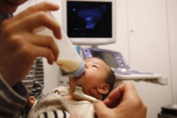 عدد المواليد الجدد في اليابان انخفض بنسبة 5 % (رويترز)