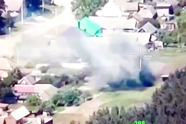 روسی فوجی بٹالین کی طرف سے تقسیم کی گئی ایک تصویر، جس کے بارے میں کہا گیا ہے کہ اس میں یوکرین کی سرحد پر واقع شہر بیلگوروڈ میں روسی فوجی اہداف کو نشانہ بناتے ہوئے دکھایا گیا ہے (رائٹرز)