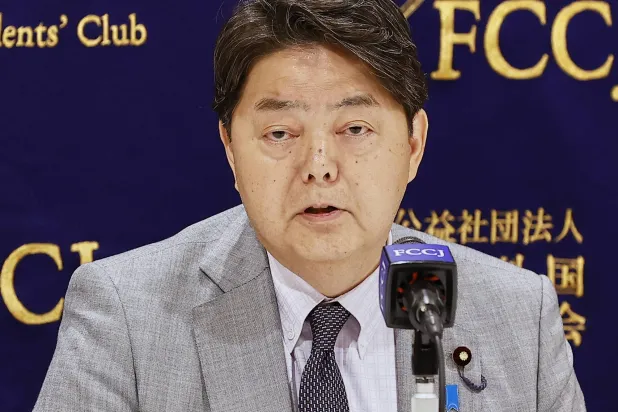 وزير الخارجية الياباني يوشيماسا هاياشي خلال مؤتمر صحافي له اليوم في طوكيو (د.ب.أ)