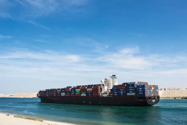 سفينة تحمل حاويات تبحر في ممر قناة السويس المائي (د.ب.أ)