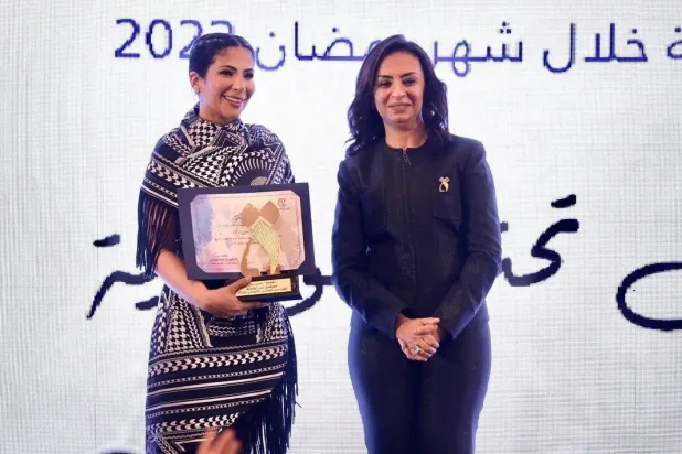 الفنانة منى زكي والدكتورة مايا مرسي (صفحة منى زكي - إنستغرام)