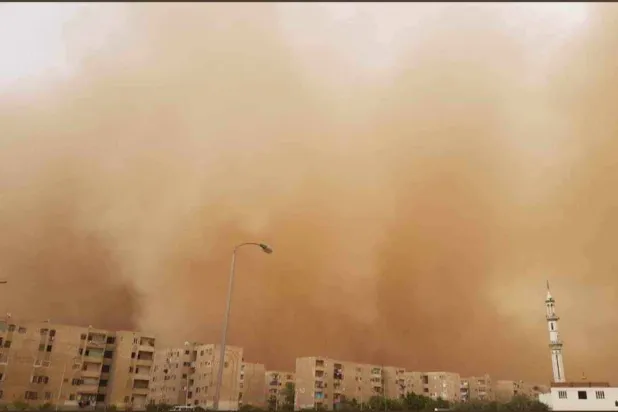 مدينة العاشر من رمضان خلال العاصفة الترابية (خاص - الشرق الأوسط)