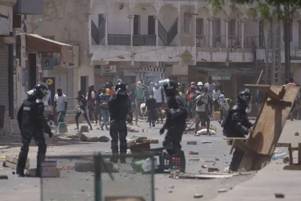 جانب من الاشتباكات بين الشرطة والمتظاهرين في دكار أمس (أ.ب)