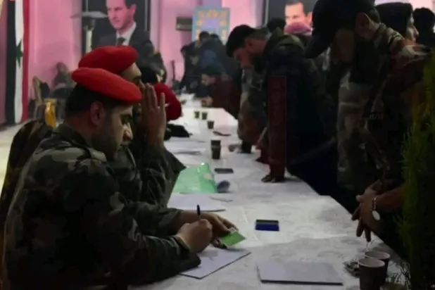 أشخاص يتقدمون لإجراء التسوية في مركز التسويات في مدينة درعا المحطة (صورة متداولة 
عبر منصات التواصل الاجتماعي)