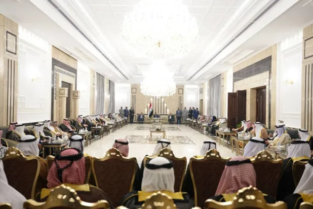 Halbusi, geçtiğimiz ay Enbar ilinde aşiret şeyhleriyle bir araya geldi (Irak Meclisi)