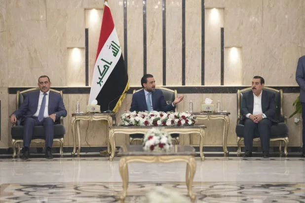 الحلبوسي مع شيوخ العموم لعشائر محافظة الأنبار الشهر الماضي (البرلمان العراقي)