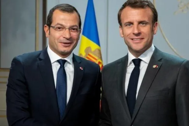 Lübnan’ın Paris Büyükelçisi Rami Advan, Fransa Cumhurbaşkanı Emmanuel Macron’a güven mektubunu sunarken (Twitter)