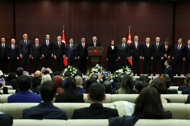 الرئيس التركي وأعضاء حكومته الجديدة (رويترز)