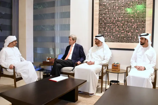 الشيخ عبد الله بن زايد خلال لقائه جون كيري بحضور الدكتور سلطان الجابر مبعوث الإمارات للتغير المناخي رئيس «كوب 28» (وام)