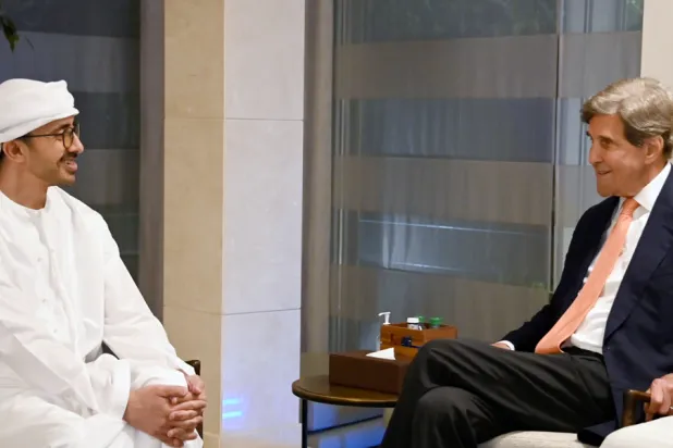 امارات کے وزیر خارجہ کی امریکی صدر کے خصوصی ایلچی برائے موسمیاتی امور جان کیری سے ملاقات (وام)