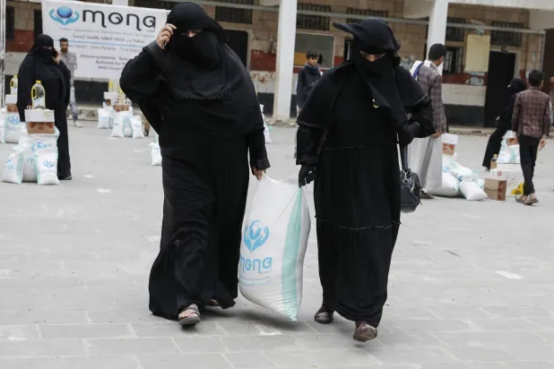 Sana’daki Yemenli kadınlar gıda güvensizliği nedeniyle BM yardımı alıyor (EPA)