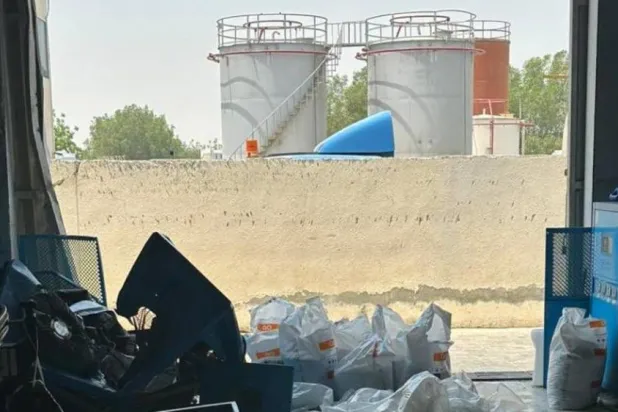 الانفجار تسبب في تطاير شظايا غطاء الخزان المنفجر بالمصنع المجاور (شرطة عجمان)