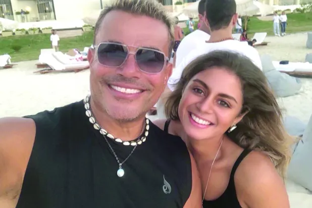 كان ظهور عمرو دياب بتصاميمها نقطة تحول وتميمة حظ (خاص)