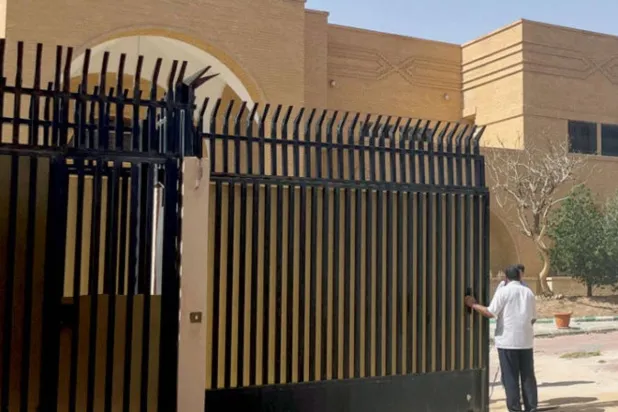 عامل يقف أمام السفارة الإيرانية في الرياض أبريل الماضي (رويترز)