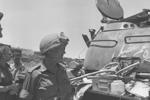 ديان في أول زيارة له إلى الجولان بعد احتلاله (مكتب الصحافة الحكومي في إسرائيل)