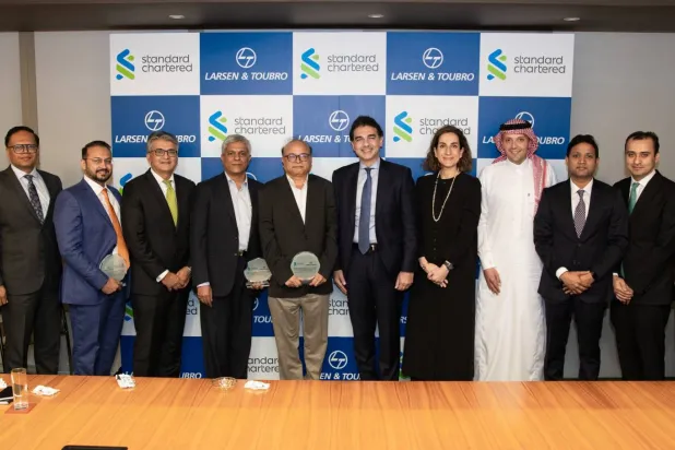 مسؤولو «ستاندرد تشارترد» و«لارسن آند توبرو» خلال الإعلان عن إصدار أول ضمان أخضر في السعودية (الشرق الأوسط)