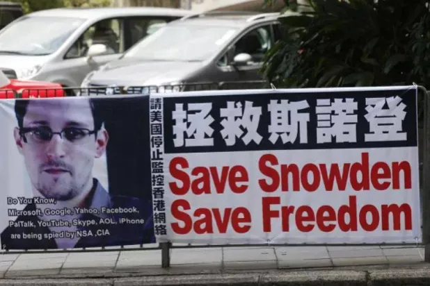 لافتة لدعم إدوارد سنودن في هونغ كونغ (أ.ب)