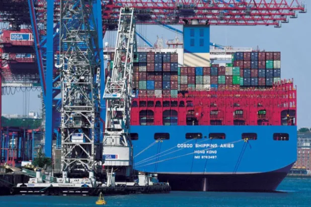 سفينة حاويات صينية في ميناء هامبورغ الألماني (رويترز)