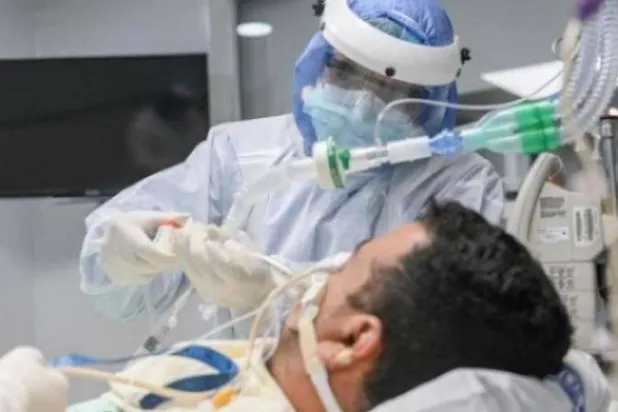 طبيب يعالج مريضاً بـ«كورونا» داخل وحدة رعاية مركزة في كولومبيا (أرشيفية- أ.ف.ب)