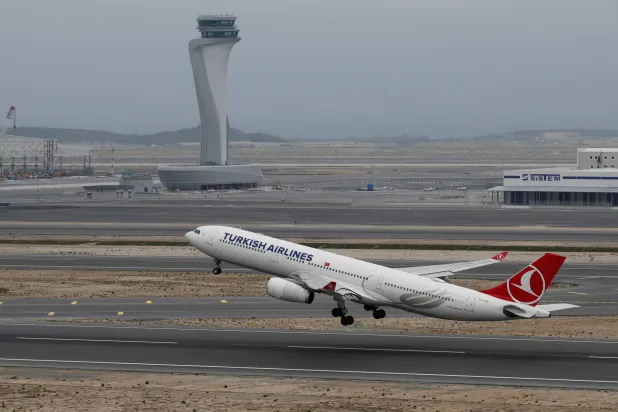 طائرة «إيرباص A330-300» تابعة للخطوط الجوية التركية تقلع من مطار إسطنبول في 6 أبريل 2019 (رويترز)
