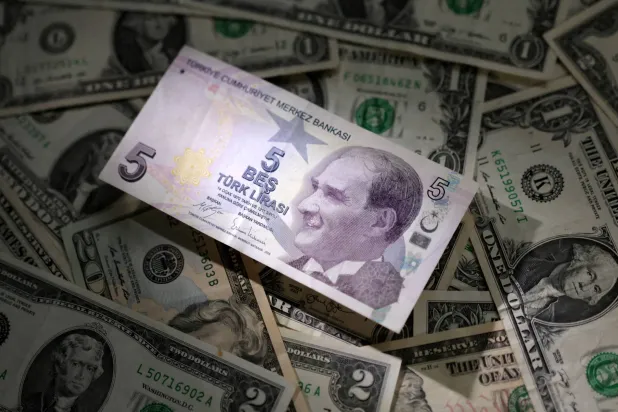 الليرة التركية والدولار الأميركي (رويترز)