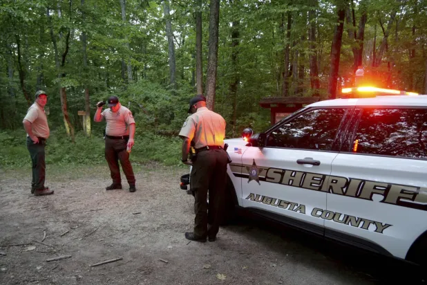 السلطات الأميركية تؤمن نقطة الوصول إلى موقع التحطم في فيرجينيا (أ.ب)