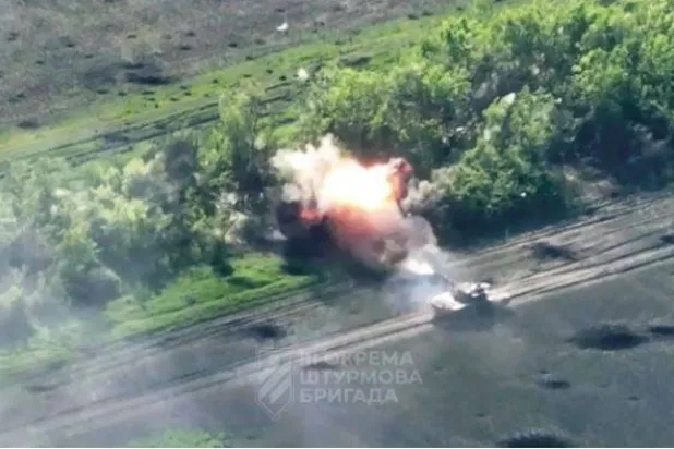 یوکرین کی مسلح افواج کی طرف سے کل باخموت کے قریب نشانہ بنائی جانے والی فوجی گاڑی کی شائع کردہ تصویر (رائٹرز) 
