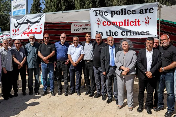 نواب عرب في «الكنيست» يشاركون في اعتصام احتجاجي على العنف في المجتمع العربي أمام مكتب رئيس الوزراء الإسرائيلي 31 مايو (غيتي)