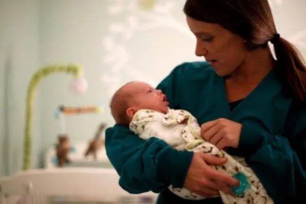 هناك علاقة بين الرضاعة الطبيعية وتحسن الأداء الدراسي للأطفال (رويترز)