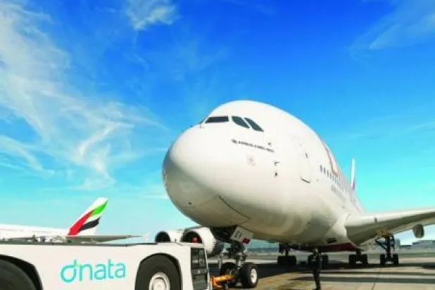 إحدى طائرات «طيران الإمارات» في مطار دبي (الشرق الأوسط)