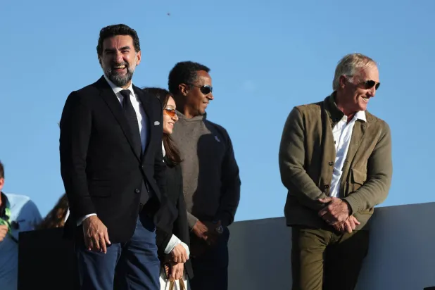 رئيس صندوق الاستثمارات العامة السعودي ياسر الرميان خلال النسخة الافتتاحية لبطولة «إل.آي.في» العام الماضي (رويترز)