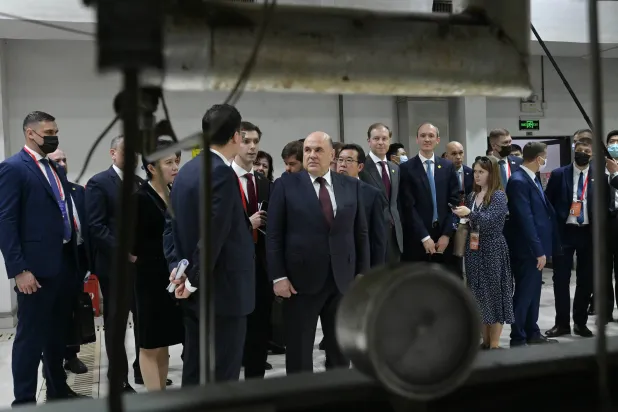 وفد روسي رفيع المستوى برئاسة رئيس الوزراء خلال زيارة لمعهد أبحاث «سينوبيك» في مدينة شنغهاي (إ.ب.أ)