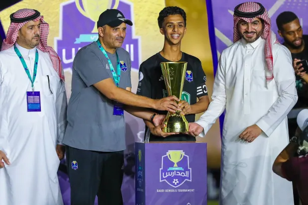 نائب وزير الرياضة خلال تتويجه الفائزين في دوري المدارس السعودي (دوري المدارس)