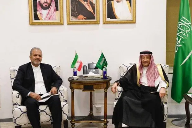 سعودی نائب وزیر خارجہ ولید الخریجی اپنے ایرانی ہم منصب علی رضا بیکدلی کا خیر مقدم کرتے ہوئے (سعودی وزارت خارجہ) 