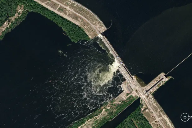 ایک سیٹلائٹ تصویر جس میں کاخووکا پل کو پہنچنے والے نقصان کو ظاہر کیا گیا ہے... (رائٹرز)